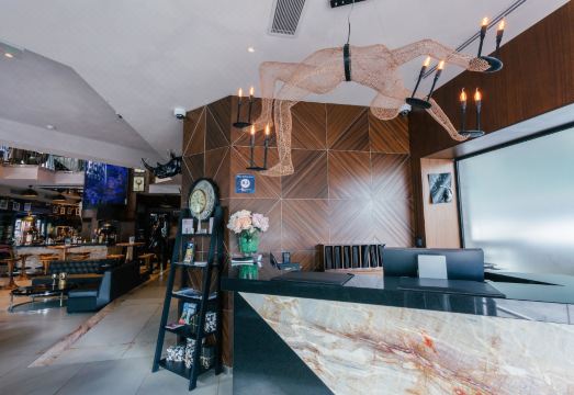 휴고스 부티크 호텔의 야경 또는 풀사이드 바