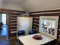 Charming cabin with indoor Pickleball court! Unlimited access during the weekday