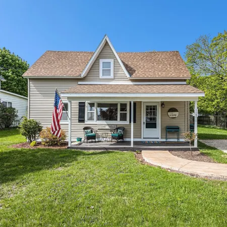 Charlevoix Home, Stroll to Town and Beaches