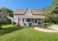 Charlevoix Home, Huge Yard, Tons of Parking, Privacy, Walk to Town, Quiet! Hotels near Bridge Street Blooms
