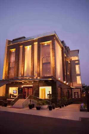 Hotel Eternity Отели рядом с достопримечательностью «NIMS Institute»