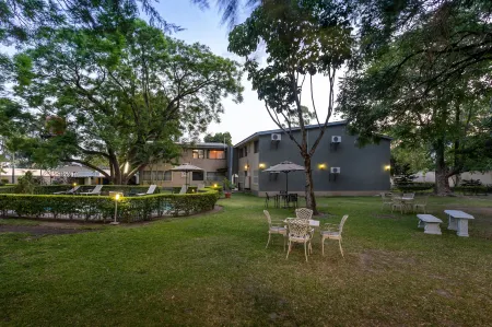 Fallsway Apartments - Louden Court Отели в г. Лусака