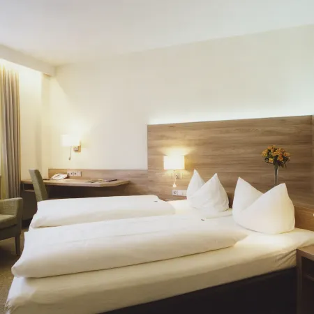 Hotel Jedermann Отели рядом с достопримечательностью «Железнодорожный вокзал Хаккербрюкке»
