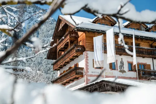 Kristallhotel Corona-Krone Hotels in Mareo