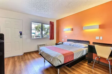 Motel 6 Campbell, CA - San Jose Отели рядом с достопримечательностью «Лос Гатос Крик Трейл»