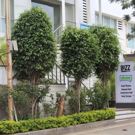 Bizz Tamanna Hotel Отели в г. Хинджавади