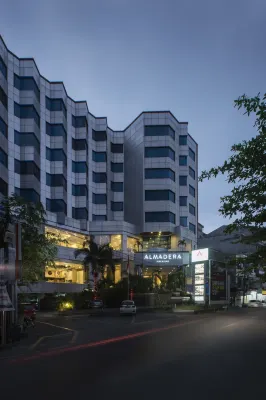 Almadera Hotel Makassar Hotel di Maloku