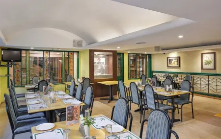 The Cama - A Sabarmati Riverfront Hotel Отели рядом с достопримечательностью «Dada Hari Ni Vav»