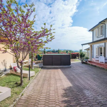 Borgo House in Florentine Hills with Pool Отели в г. Фучеккьо
