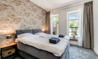 Stylish Farmhouse with Spa Tub