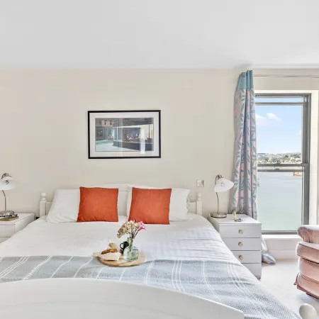 B6 Masts in Torquay With 3 Bedrooms and 2 Bathrooms