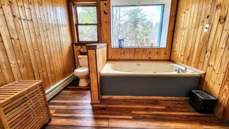 The Wooden Nest by AvantStay Deck Big Yard w Hammocks Fire Pit