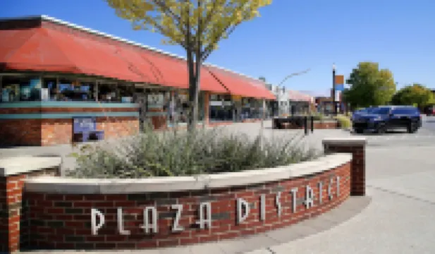 可愛的小房子帶圍欄院子靠近廣場區