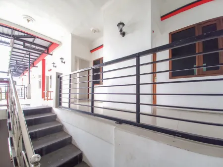 Super OYO 3702 Homestay Bougenville Syariah Отели в г. Lamongan Regency