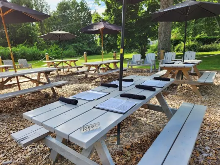 Homeport Inn and Tavern Отели в г. Монро