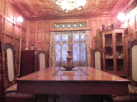 Shabrose Heritage Houseboats