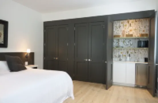 Whitetail Court Hotel