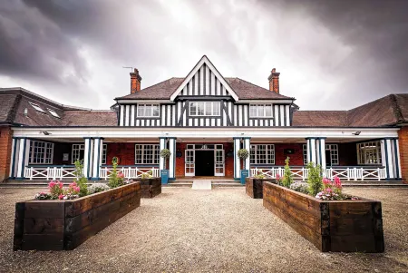 The Pavilion Bisley Отели в г. Запад Энд