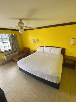 Evergreen Plaza Inn - Motels