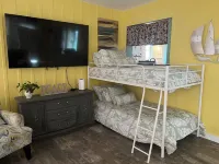 Cozy home on a fresh water canal 2-bedroom house in with high-speed WiFi Hotel a Port Charlotte