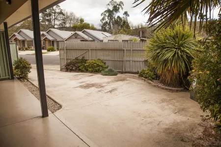 Cherry Lane Apartments Отели в г. Тавонга