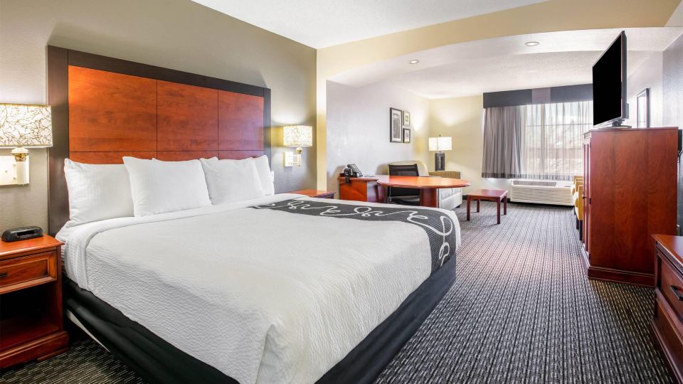La Quinta Inn & Suites by Wyndham DFW Airport South / Irving