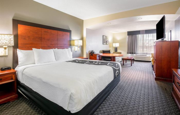 La Quinta Inn & Suites by Wyndham DFW Airport South / Irving