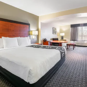 La Quinta Inn & Suites by Wyndham DFW Airport South / Irving