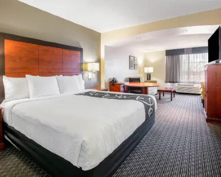 La Quinta Inn & Suites by Wyndham DFW Airport South / Irving Hotels in Irving