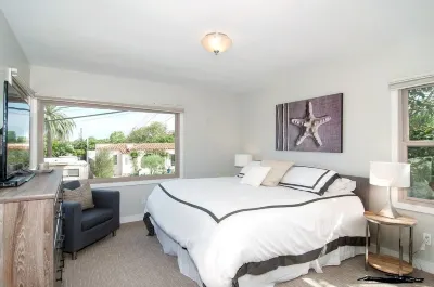 La Jolla Beach and Village - Contemporary and Bright w/Partial Ocean View 鳥石嶼附近的飯店