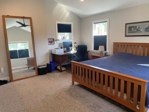Short Walk to the Big House, Modern Spacious 3 BR + Basement Suite, 3.5 baths