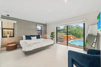 Super Lux House: 11BR Pool Jacuzzi Sauna Gym Games Hotels near DeVry University