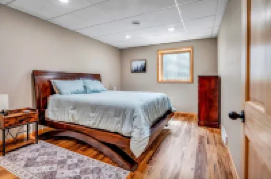 The Bridgeview Lodge, Hot tub, Amazing River Views and sun sets.