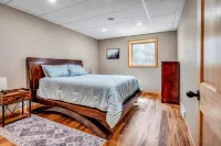 The Bridgeview Lodge, Hot tub, Amazing River Views and sun sets.