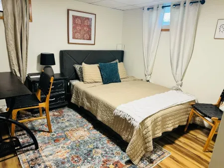 Spacious 4-bedroom house in Great Bend, KS with, Backyard Deck, Ping Pong Table Отели рядом с достопримечательностью «Great Bend Courthouse»