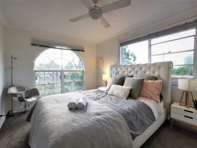 Comfy 4 Bedroms Corner House Hotels in Miranda