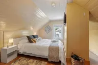 Cozy Retreat – Walk to the Lake!