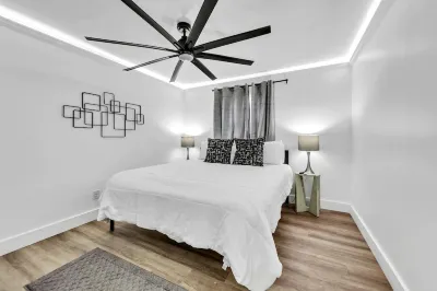 Beach Bungalow with 3 pools! Heart of Destin 10 min walk to the beach