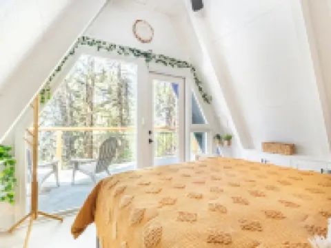 Cozy A-Frame High in The Tree Tops Hotels in Crestline