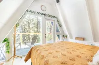 Cozy A-Frame High in The Tree Tops