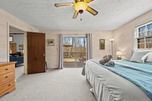 Cozy and serene fishing cabin, Family Traditions,  private dock and lake views.