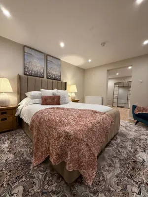 Home away from home in Glasgow - Free Parking on street- Luxury Victorian Hotels near Glasgow Prestwick Airport