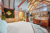 Amazing Spring View! Pool, King Bed, Hot Tub, Xbox