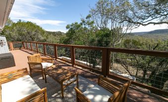 Texas Charm Cottage - 1 Block from the Lake & Hill Country Views