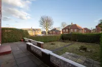 Stylish 3 Bed House-Free Parking Hotels near The Glasshouse International Centre for Music