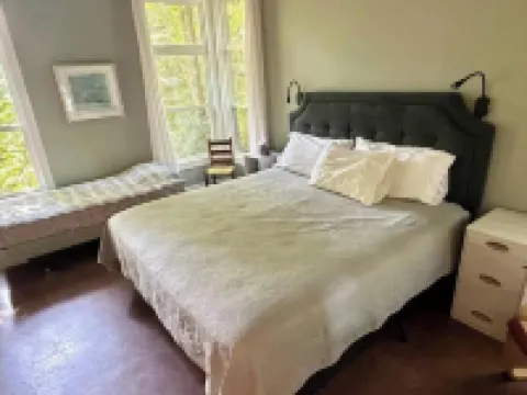 Peaceful lakeview cabin with private dock & dog run