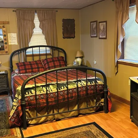 Charming 4-bedroom cabin with HOTTUB  in peaceful Upper Tract with WiFi, AC