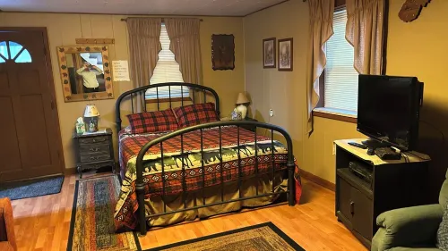 Charming 4-bedroom cabin with HOTTUB  in peaceful Upper Tract with WiFi, AC