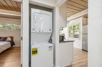 Designer Home Near Stanford/Tech Hub+AC/Gym/Office/BBQ. Two Bed/One Bath.