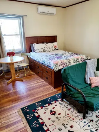 Homey Caretakers Room in historic Manor House!